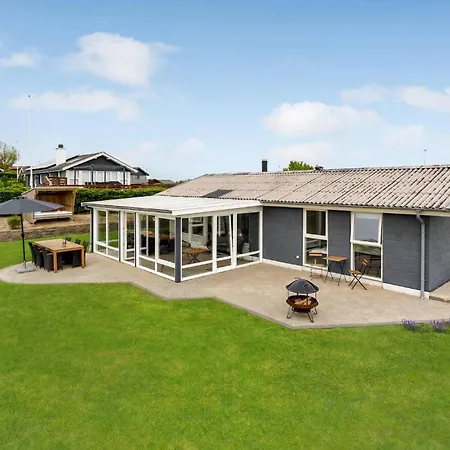 2 Bedroom Lovely In Holiday home
